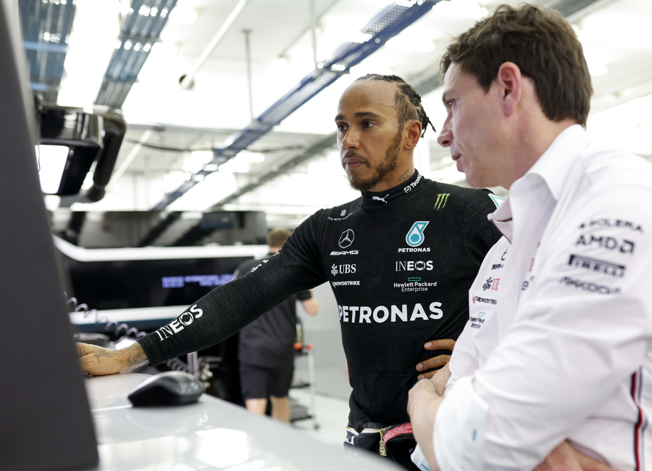 Lewis Hamilton im Gespräch mit Mercedes-Chef Toto Wolff