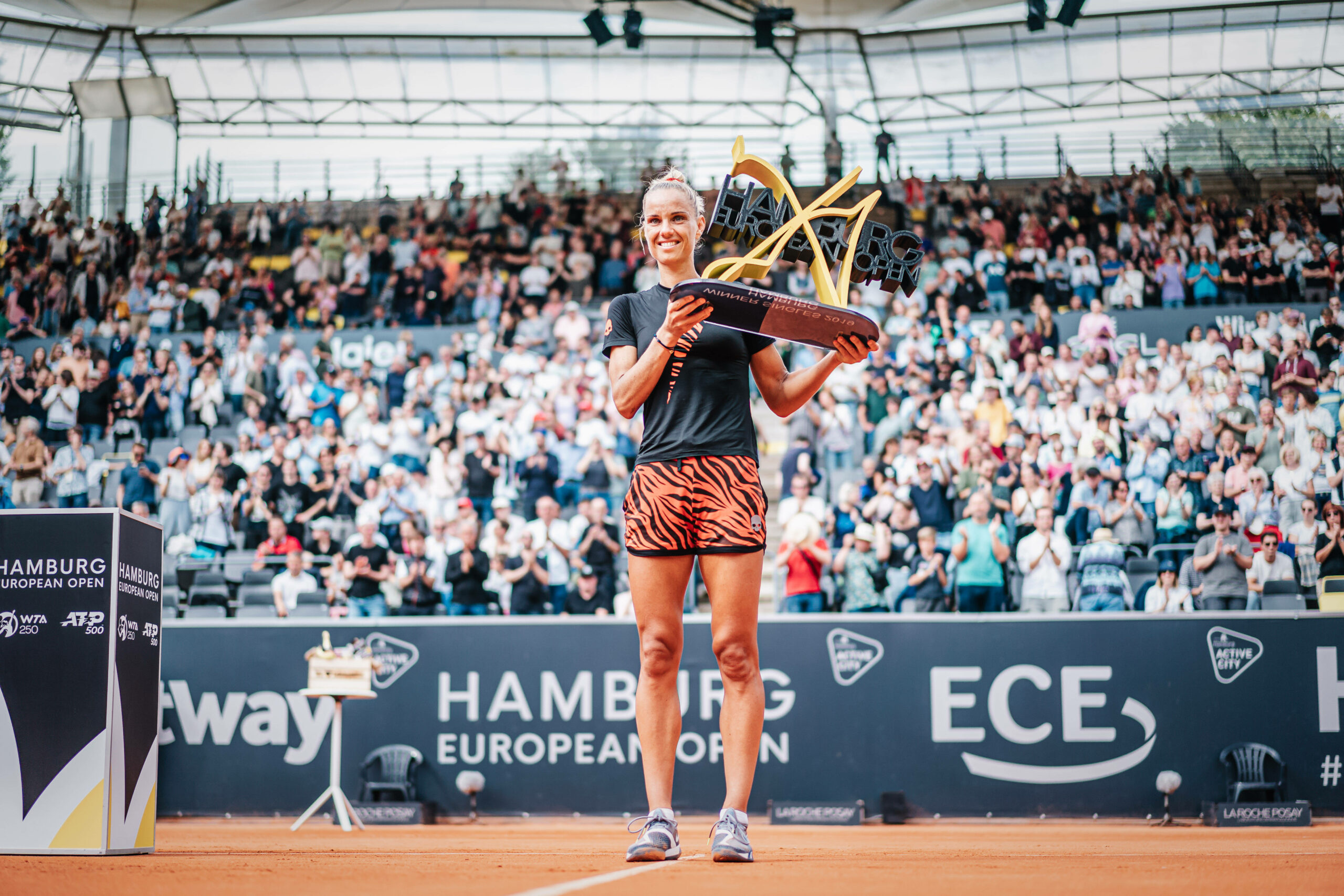 Arantxa Rus feiert ihren WTA-Titel