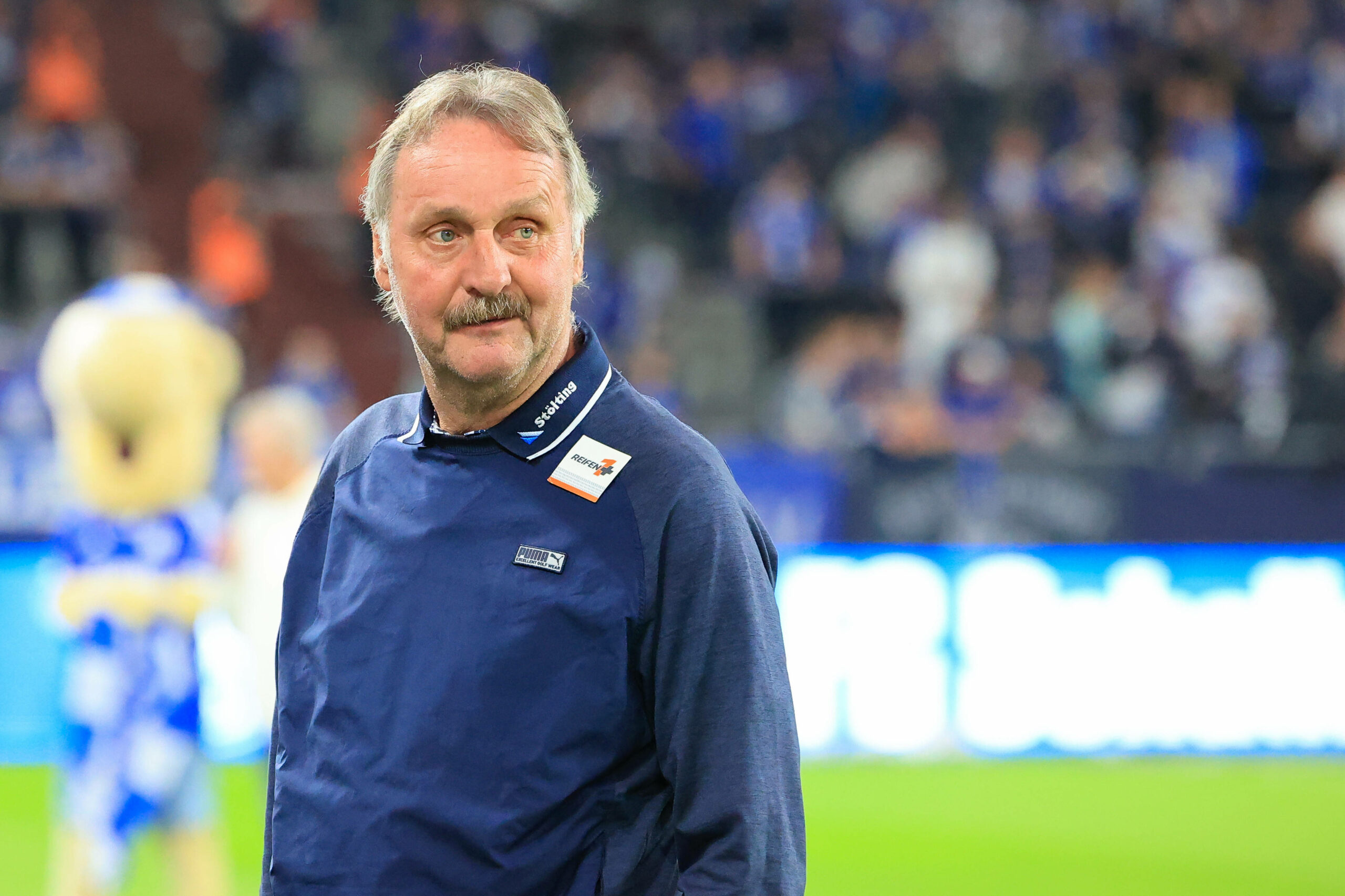 Peter Neururer bei einem Schalke-Spiel