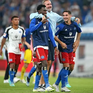 Gemeinsam stark und glücklich: Nicht nur zu Bakery Jatta und Ludovit Reis hatte Tim Walter beim HSV eine enge Bindung.