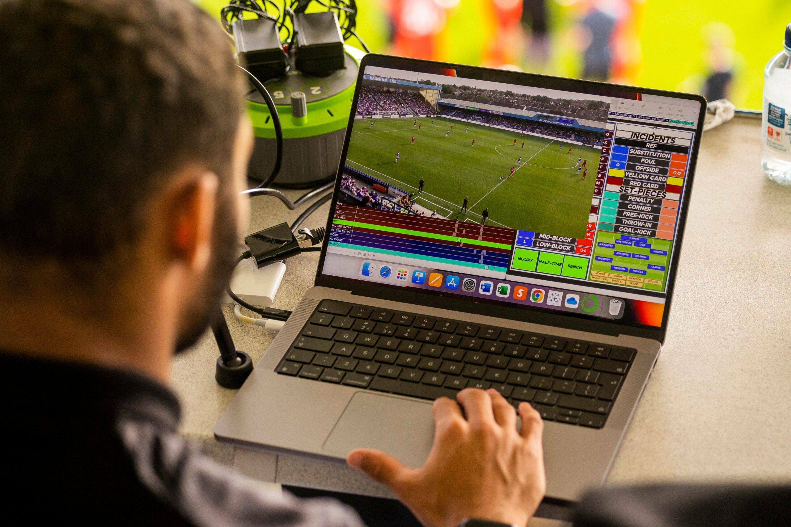 Ein Laptop zur Video-Analyse eines Fußballspiels