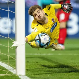 Torwart Ben Voll hechtet spektakulär nach dem Ball