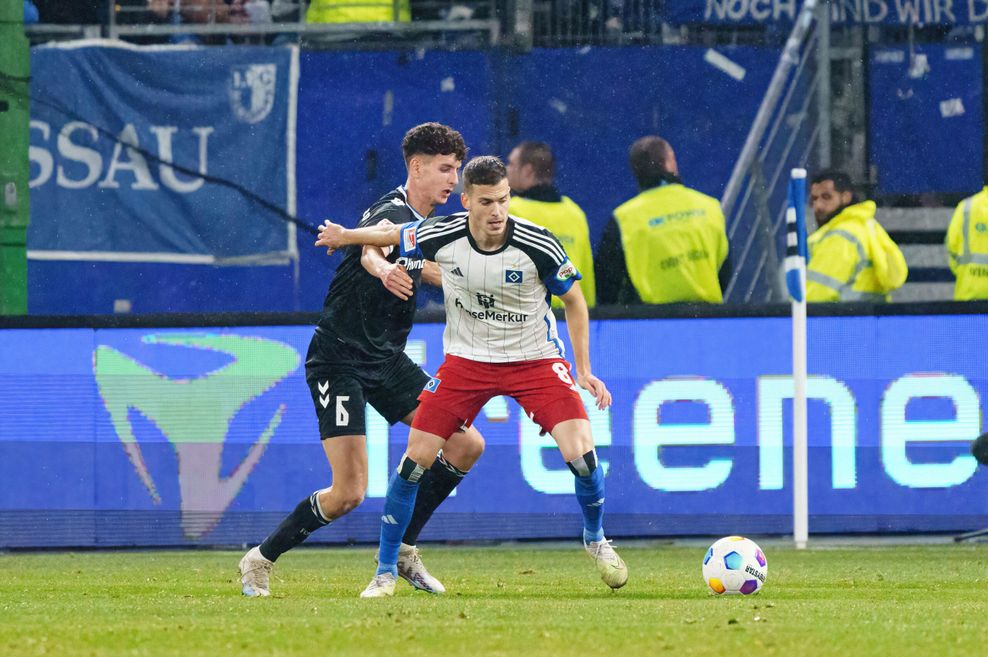 Magdeburgs Daniel Elfadli (hier im Zweikampf mit Lászlo Bénes) soll das HSV-Mittelfeld verstärken.