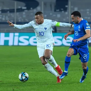 Manolis Saliakas gegen Kylian Mbappe