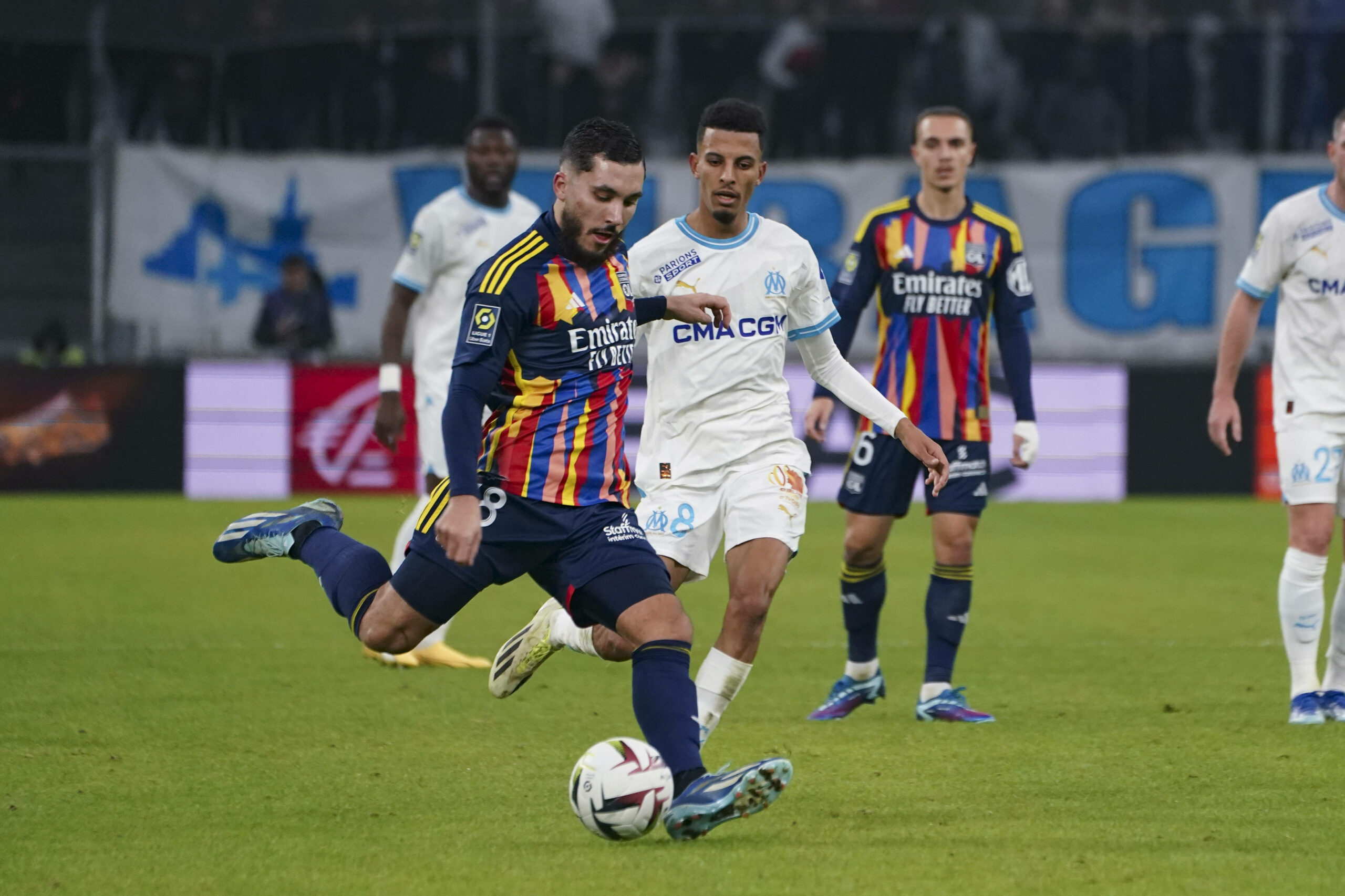 Rayan Cherki (Lyon) gegen Azzedine Ounahi (Olympique de Marseille