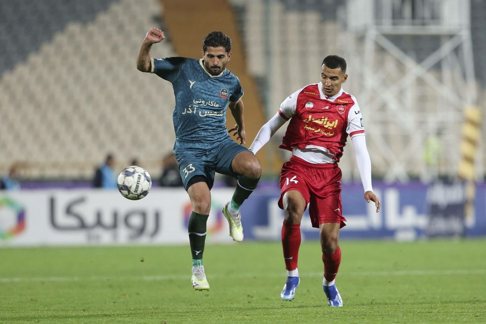 Nabil Bahoui im Einsatz für Persepolis in einem Zweikampf