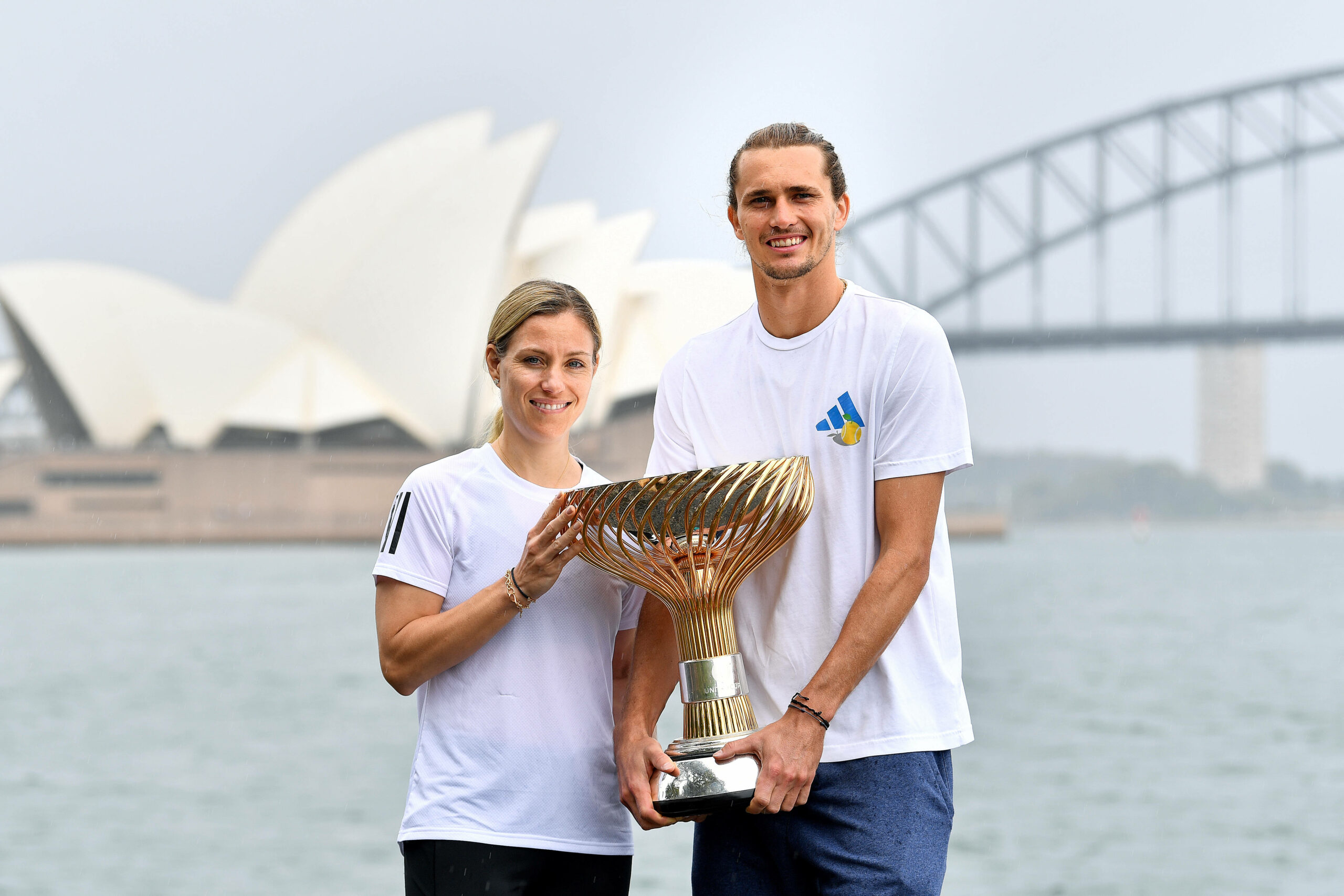 Angelique Kerber und Alex Zverev mit der United Cup Trophäe in Sydney