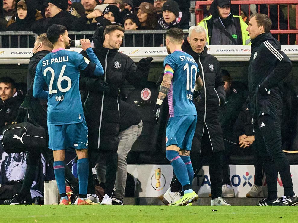 St. Pauli-Trainer Fabian Hürzeler spricht am Spielfeldrand mit seinen Spielern