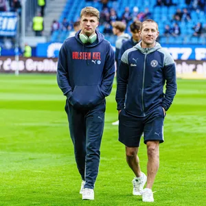 Fiete Arp und Lewis Holtby stiegen einst mit dem HSV aus der Bundesliga ab und verpassten dann den Wiederaufstieg. Nun haben beide mit Kiel den Sprung in die Erste Liga geschafft.