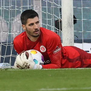 Nikola Vasilj hält einen Ball