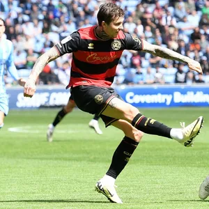 Lyndon Dykes schießt gegen Coventry City aufs Tor