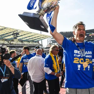 Alexander Blessin mit dem Cup in Belgien