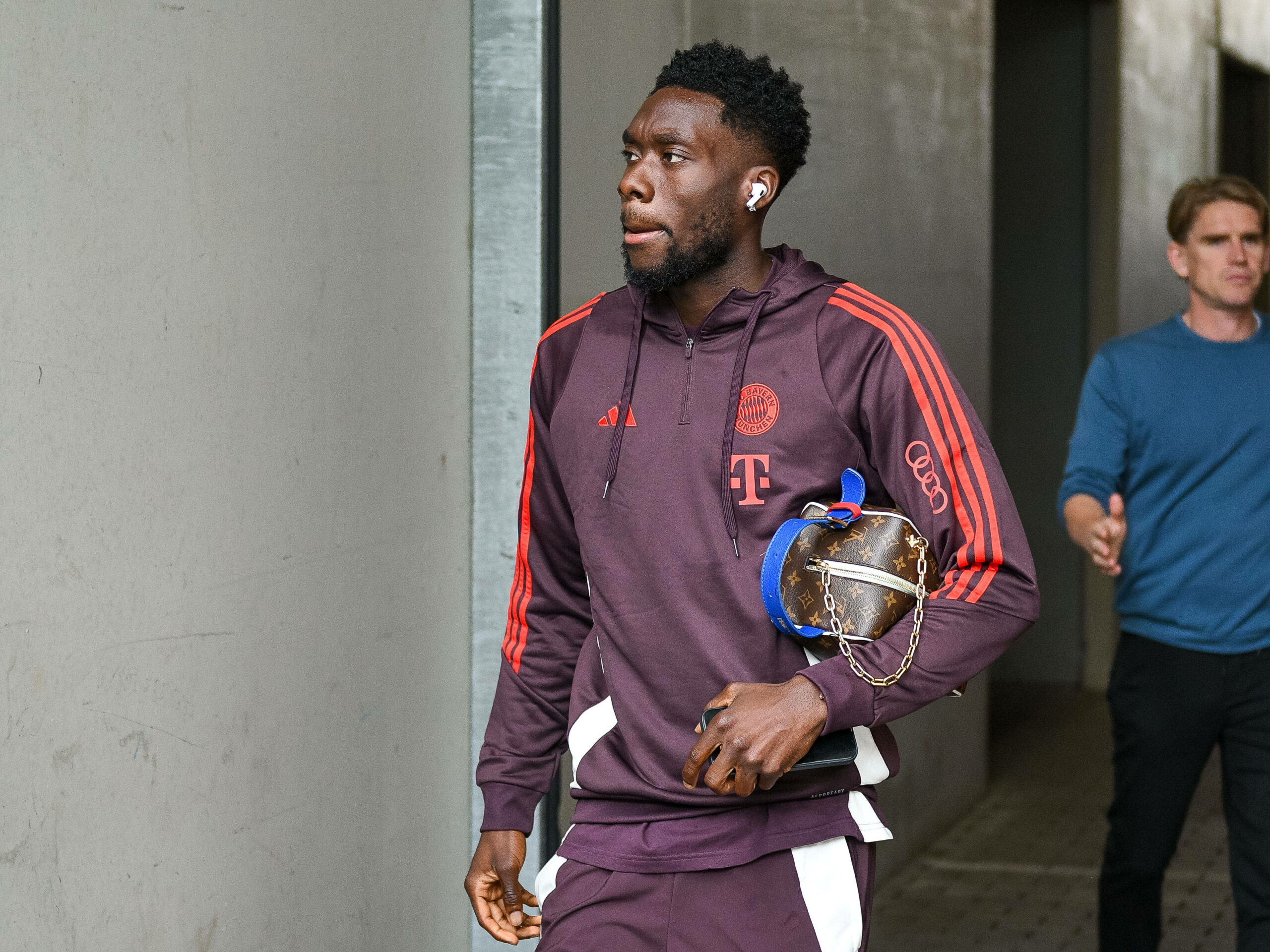 Alphonso Davies im Bayern-Trainingsanzug