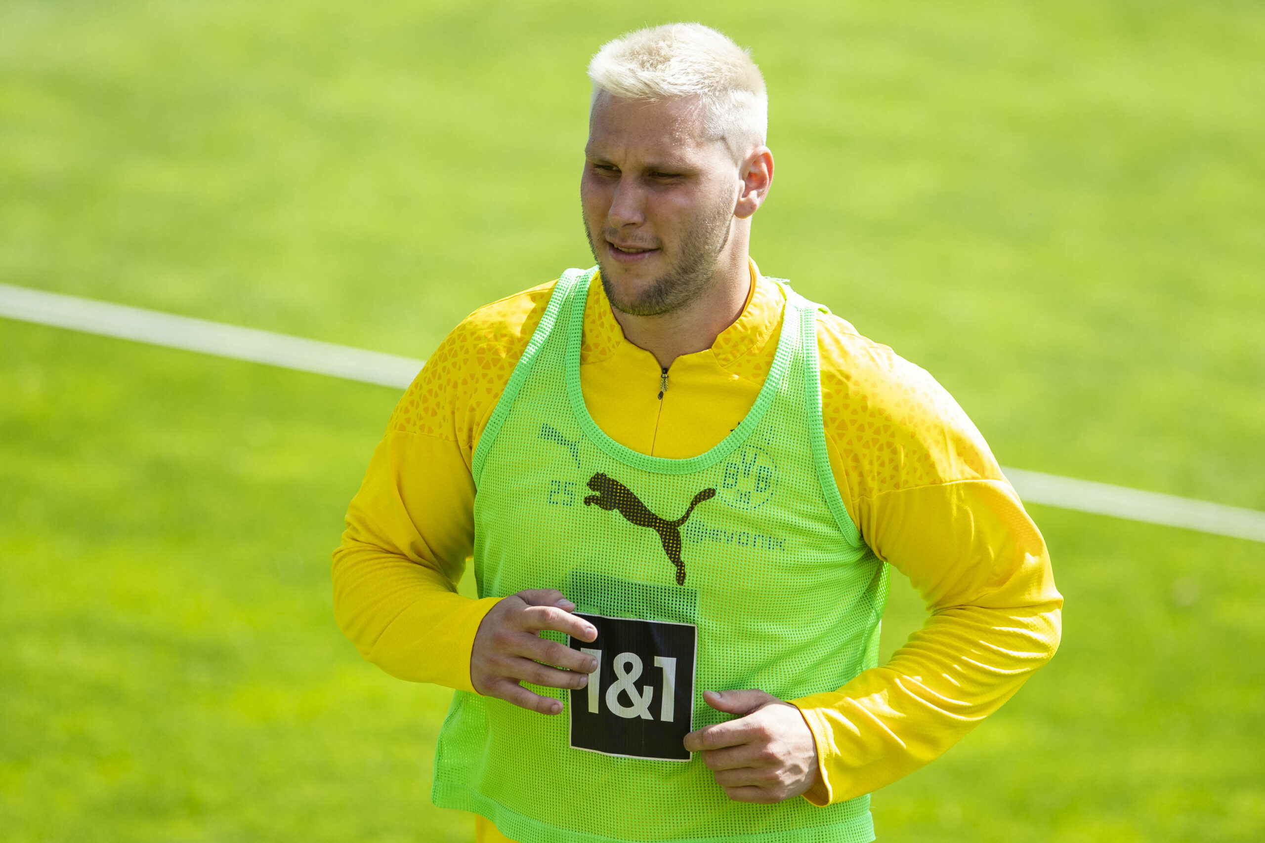 Niklas Süle mit blondierten Haaren joggend im BVB-Training