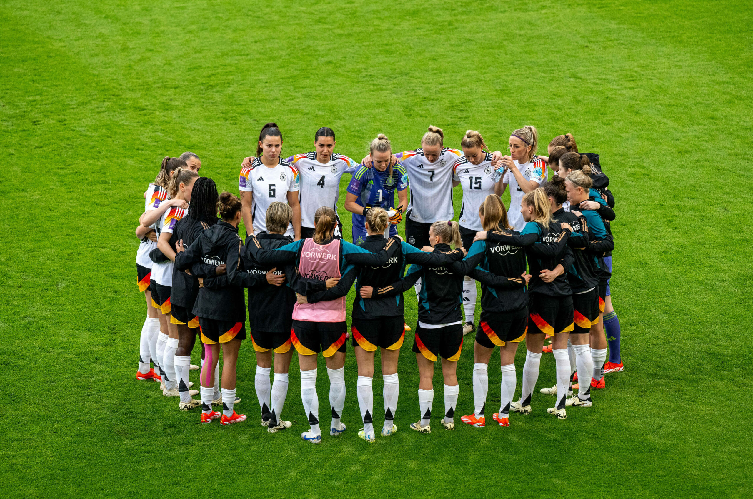 DFB-Frauen im Kreis vor dem Spiel