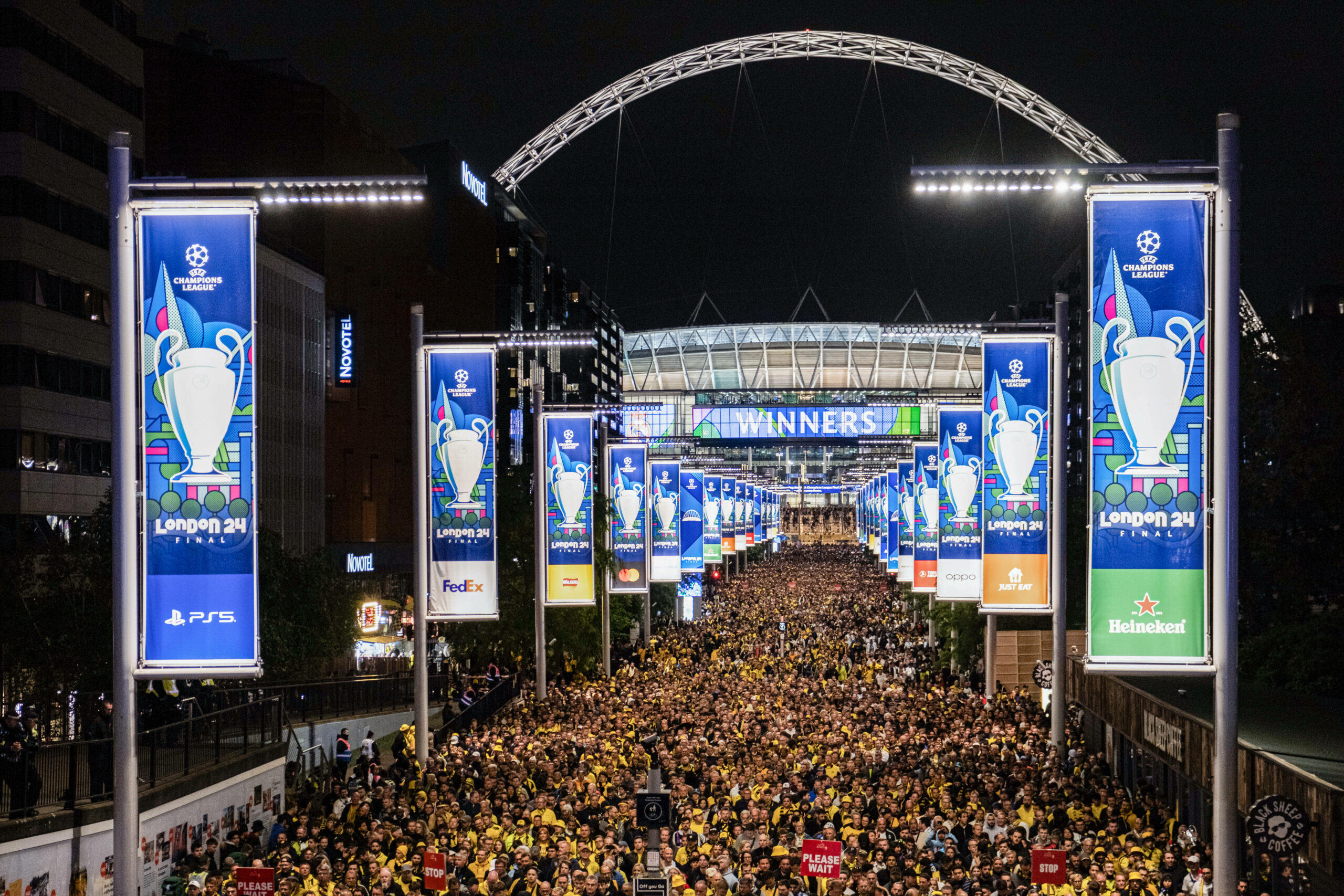 Fans verlassen das Wembley nach dem Champions-League-Finale