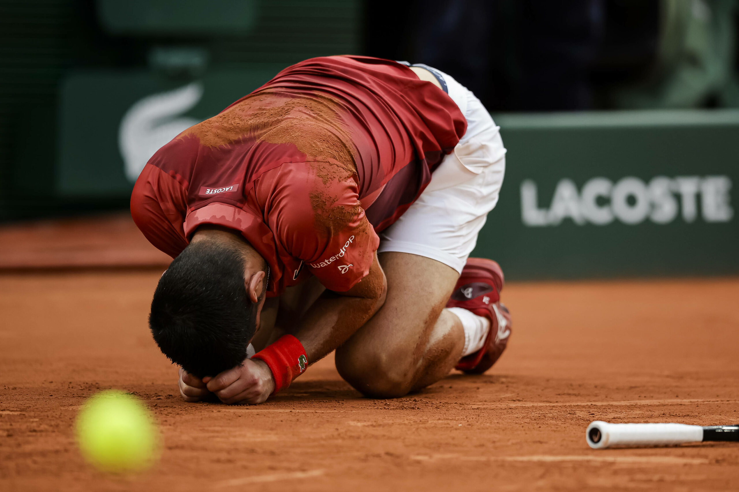 Novak Djokovic verletzt sich bei den French Open.