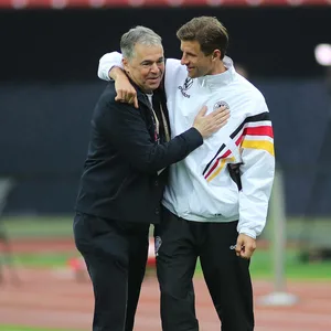 Andreas Rettig umarmt Thomas Müller