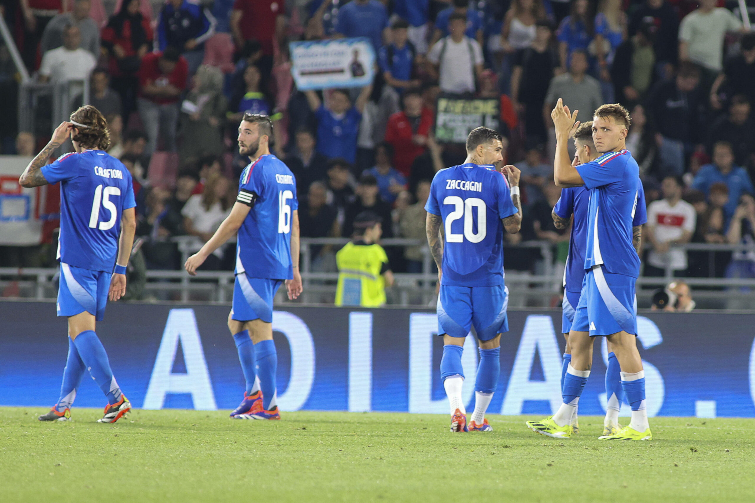 Die italienischen Nationalspieler bedanken sich dem Türkei-Spiel bei den Fans für ihre Unterstützung