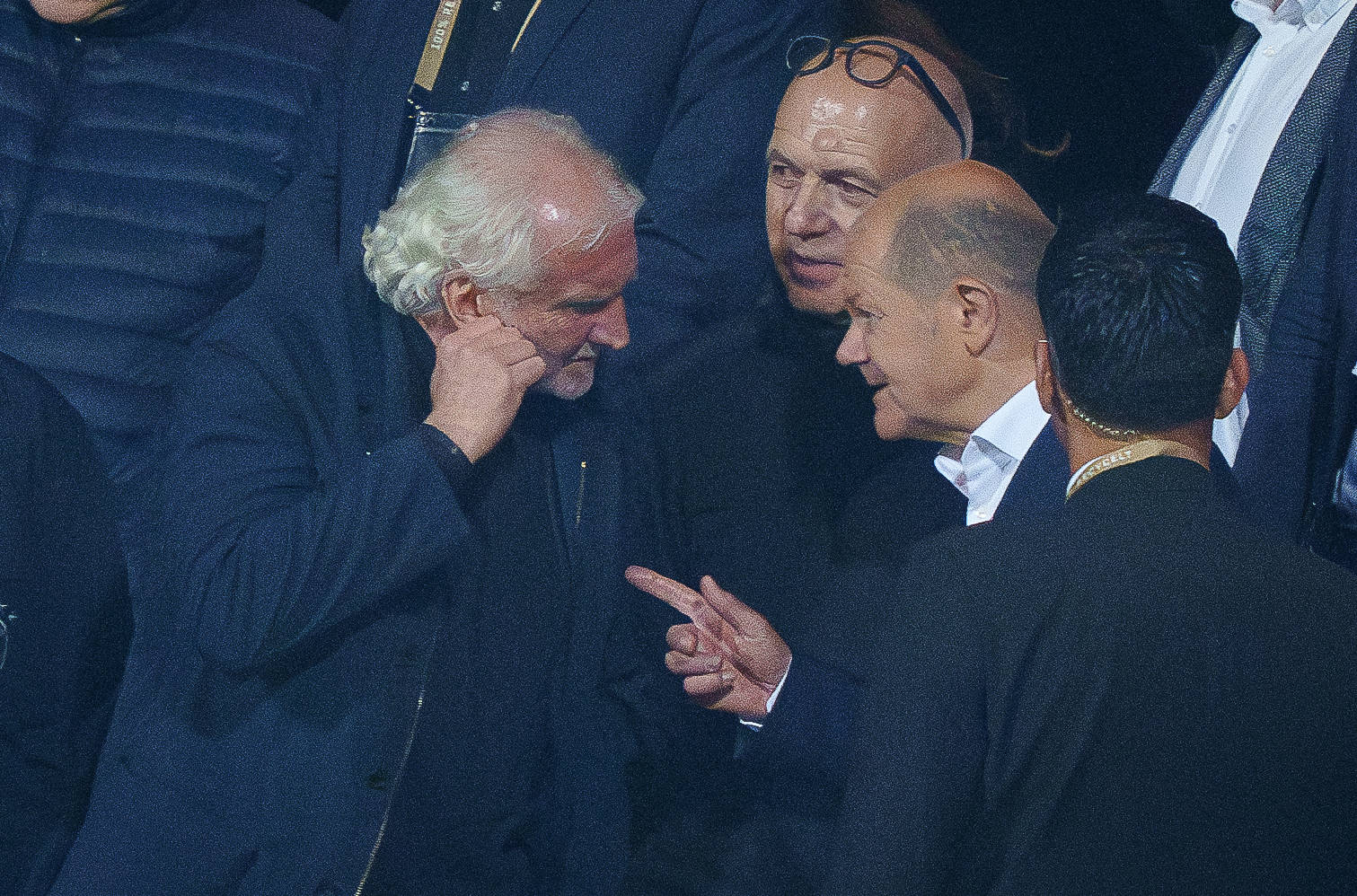 Olaf scholz im Stadion während eines DFB-Spiels, mit Rudi Völler und Bernd Neuendorf