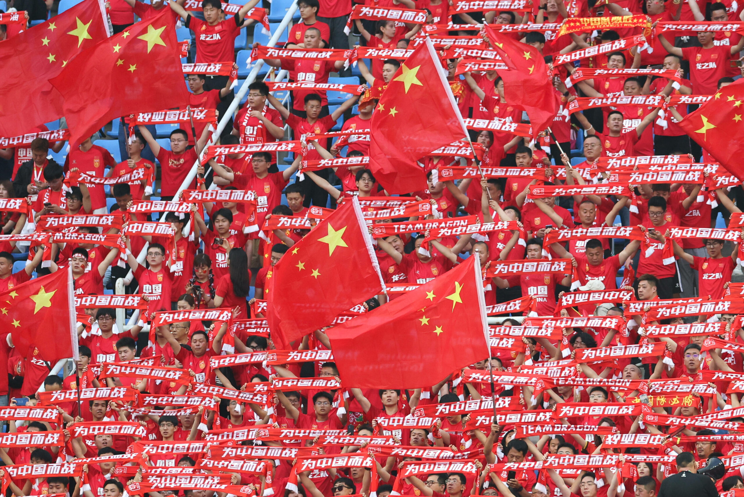 Chinesische Fußballfans mit Flaggen und Schals