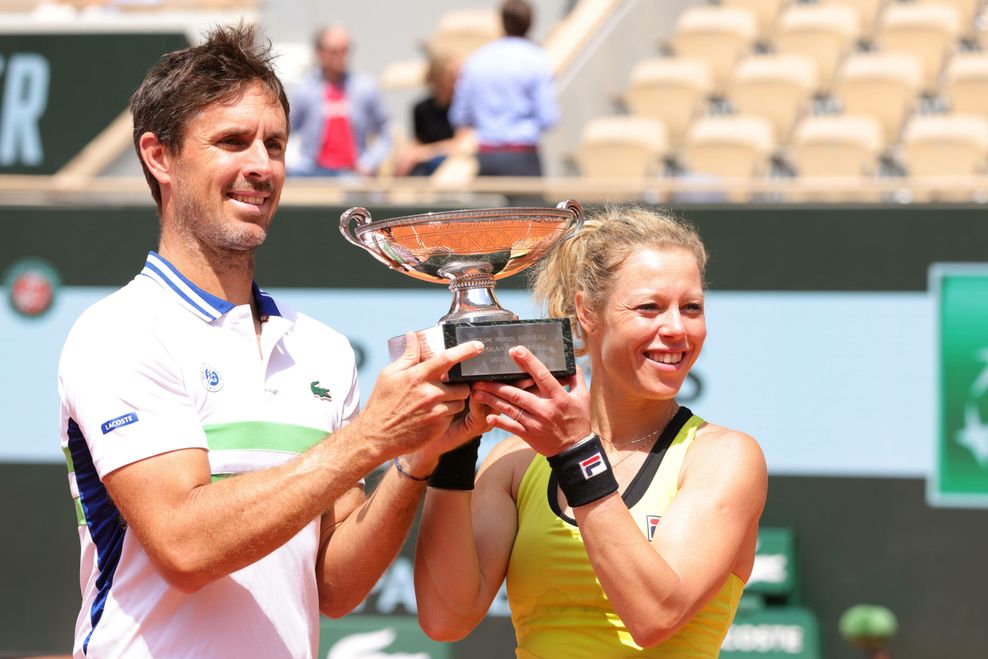 Laura Siegmund und Edouard Roger-Vasselin mit dem Siegerpokal fürs Mixed-Double