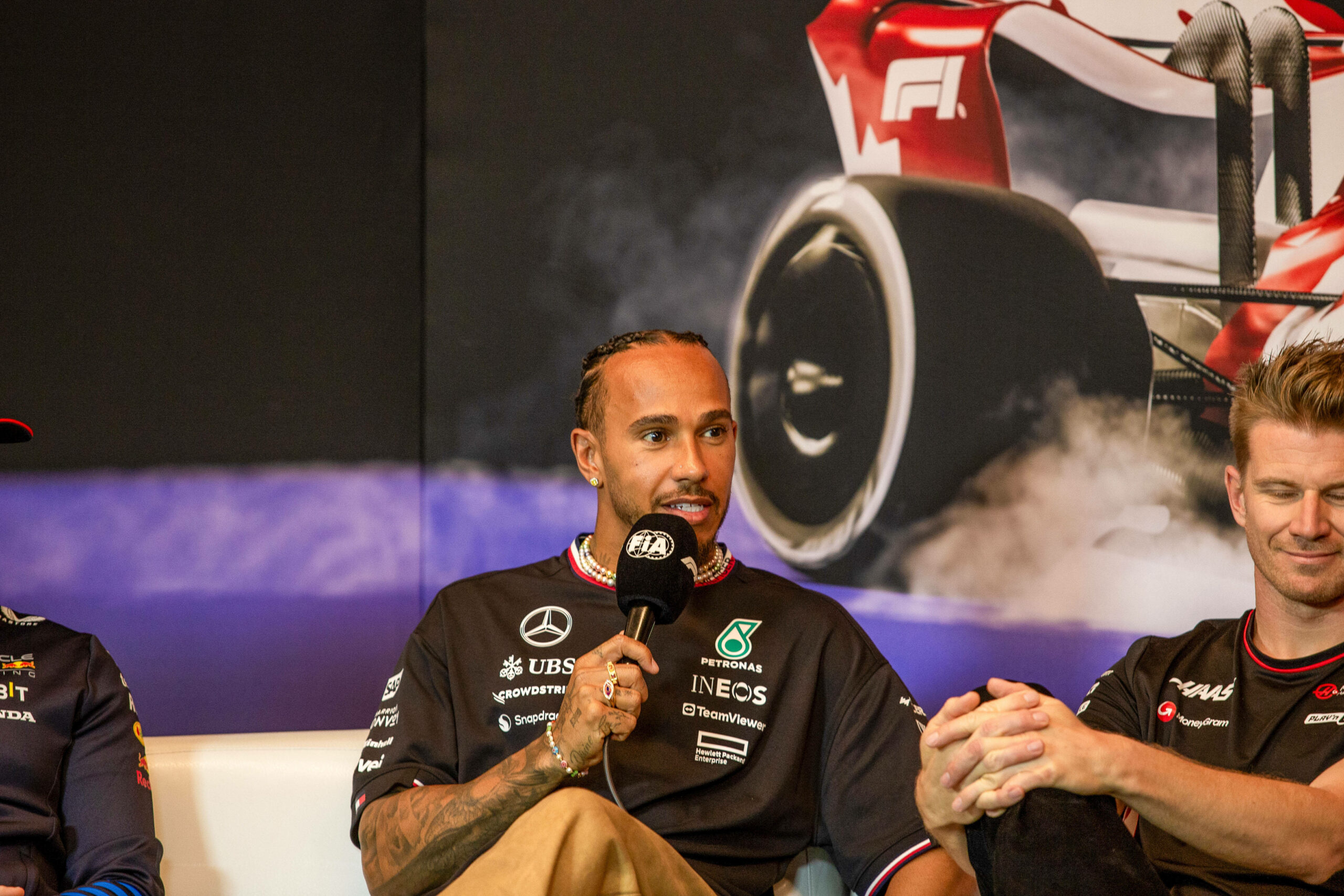 Lewis Hamilton bei einer Pressekonferenz in Quebec