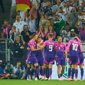 Die deutsche Nationalmannschaft feiert das späte 2:1-Siegtor gegen Griechenland.