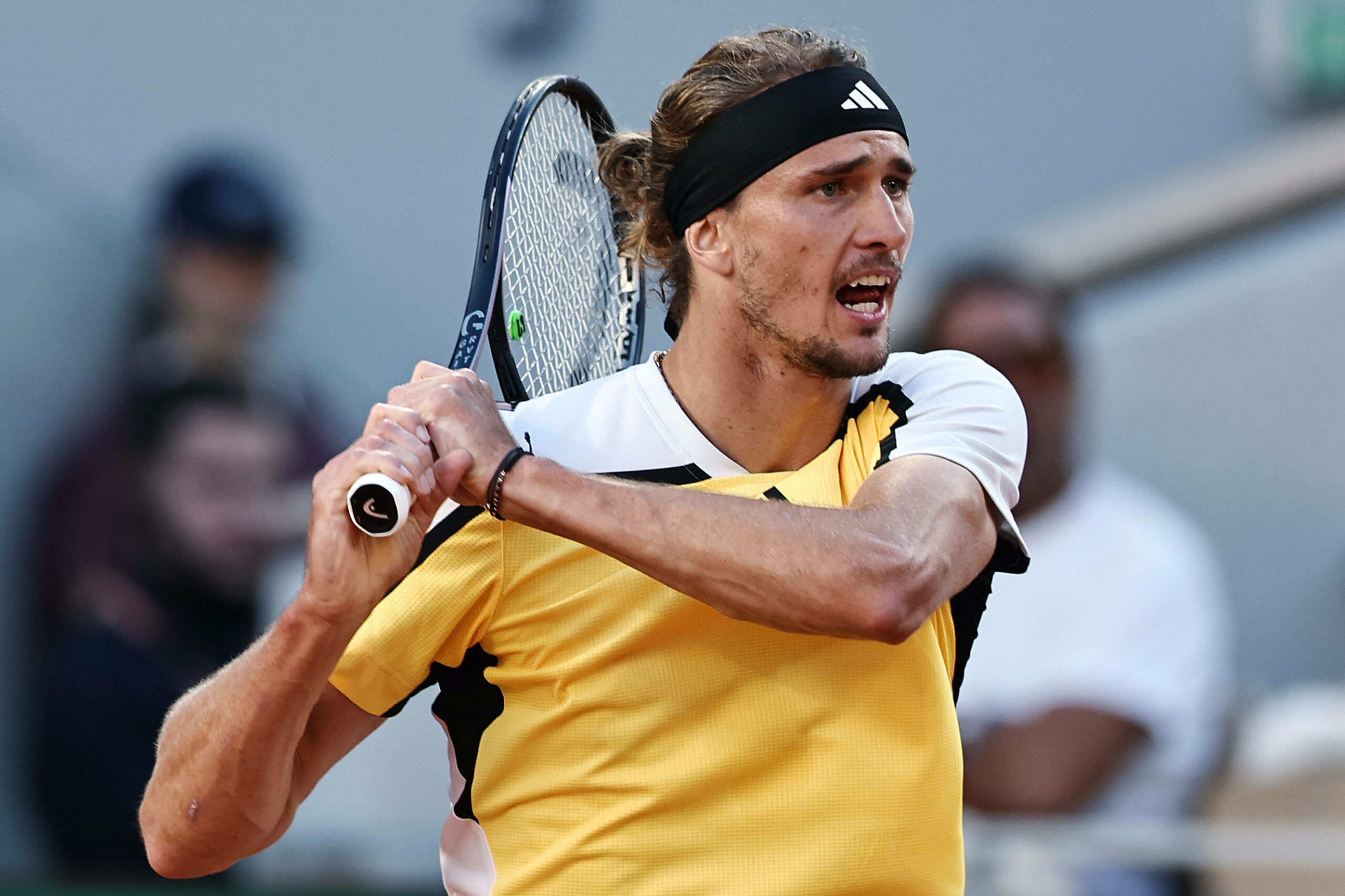 Alexander Zverev mit aufgerissenem Mund nach einem Schlag im Halbfinale der French Open