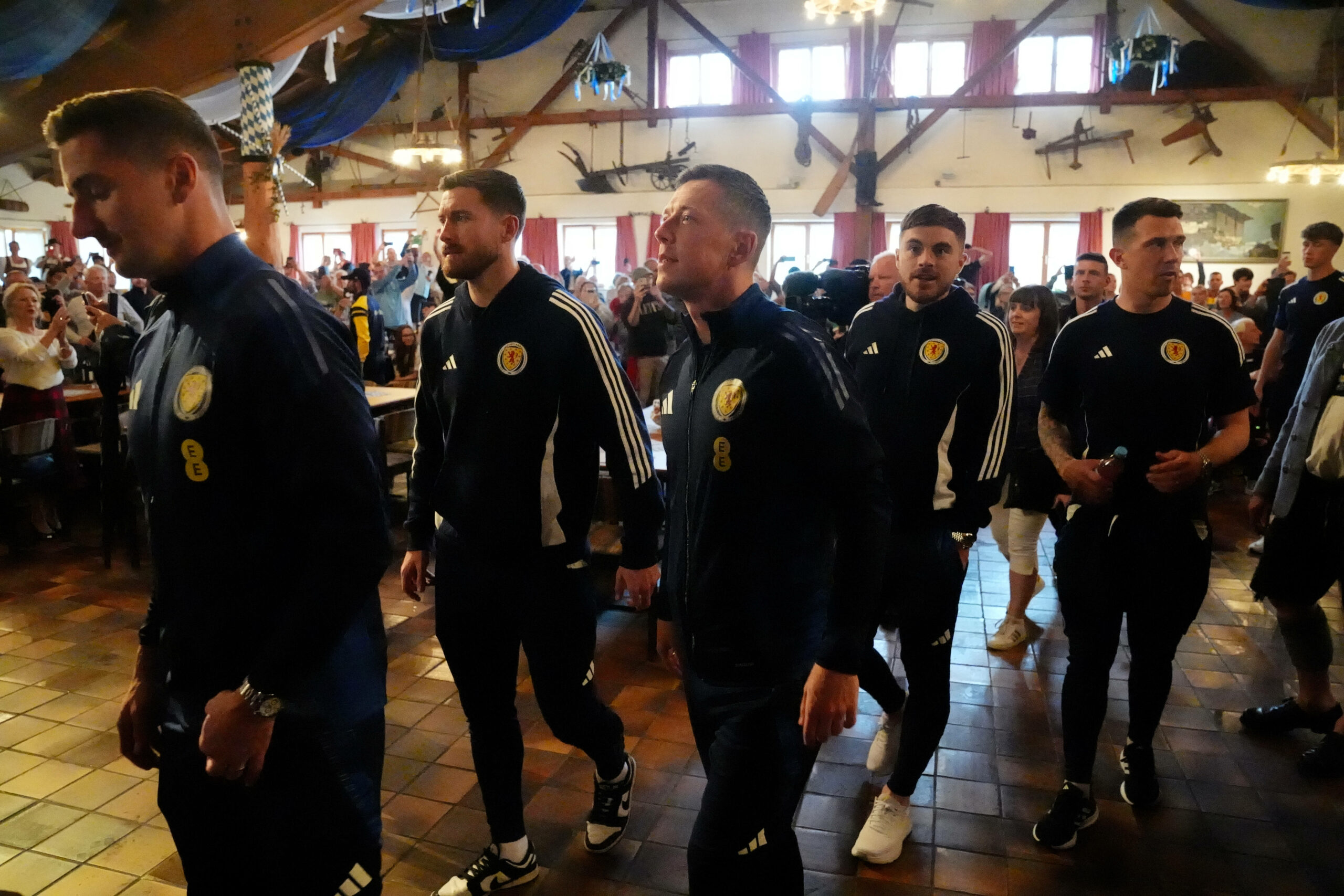 Die schottische Nationalmannschaft in einem bayrischen Wirtshaus