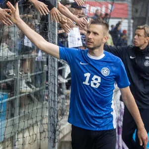 Karol Mets nach dem Länderspielsieg gegen die Färöer