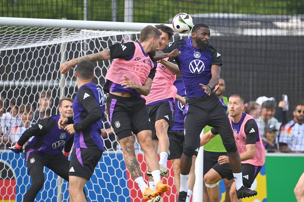 Das DFB-Team um Antonio Rüdiger (r.) präsentierte sich den Fans beim öffentlichen Training in Herzogenaurach.