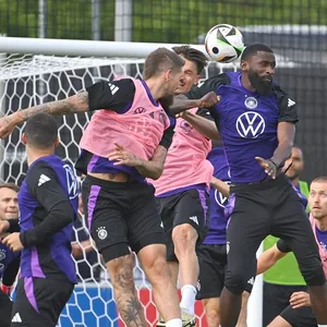Das DFB-Team um Antonio Rüdiger (r.) präsentierte sich den Fans beim öffentlichen Training in Herzogenaurach.