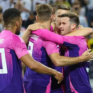 DFB-Jubel in pinken Trikots