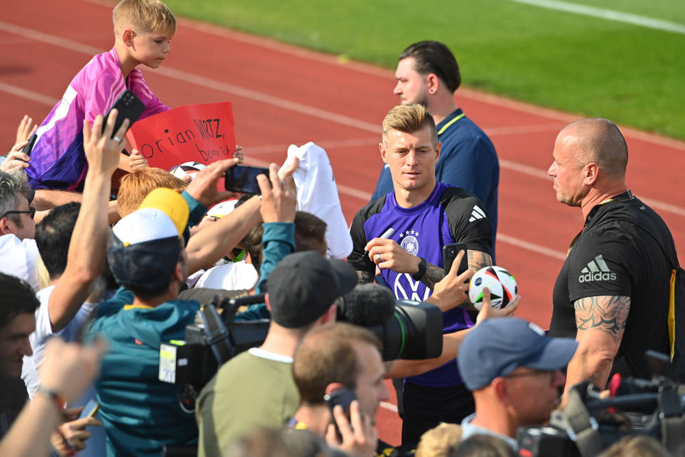 Toni Kroos, der Held der Massen: Die unterschrift des Mittelfeldstars ist auch im DFB-Quartier in Herzogenaurach begehrt.