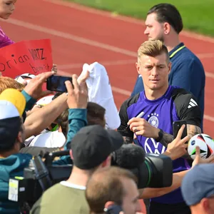 Toni Kroos, der Held der Massen: Die unterschrift des Mittelfeldstars ist auch im DFB-Quartier in Herzogenaurach begehrt.