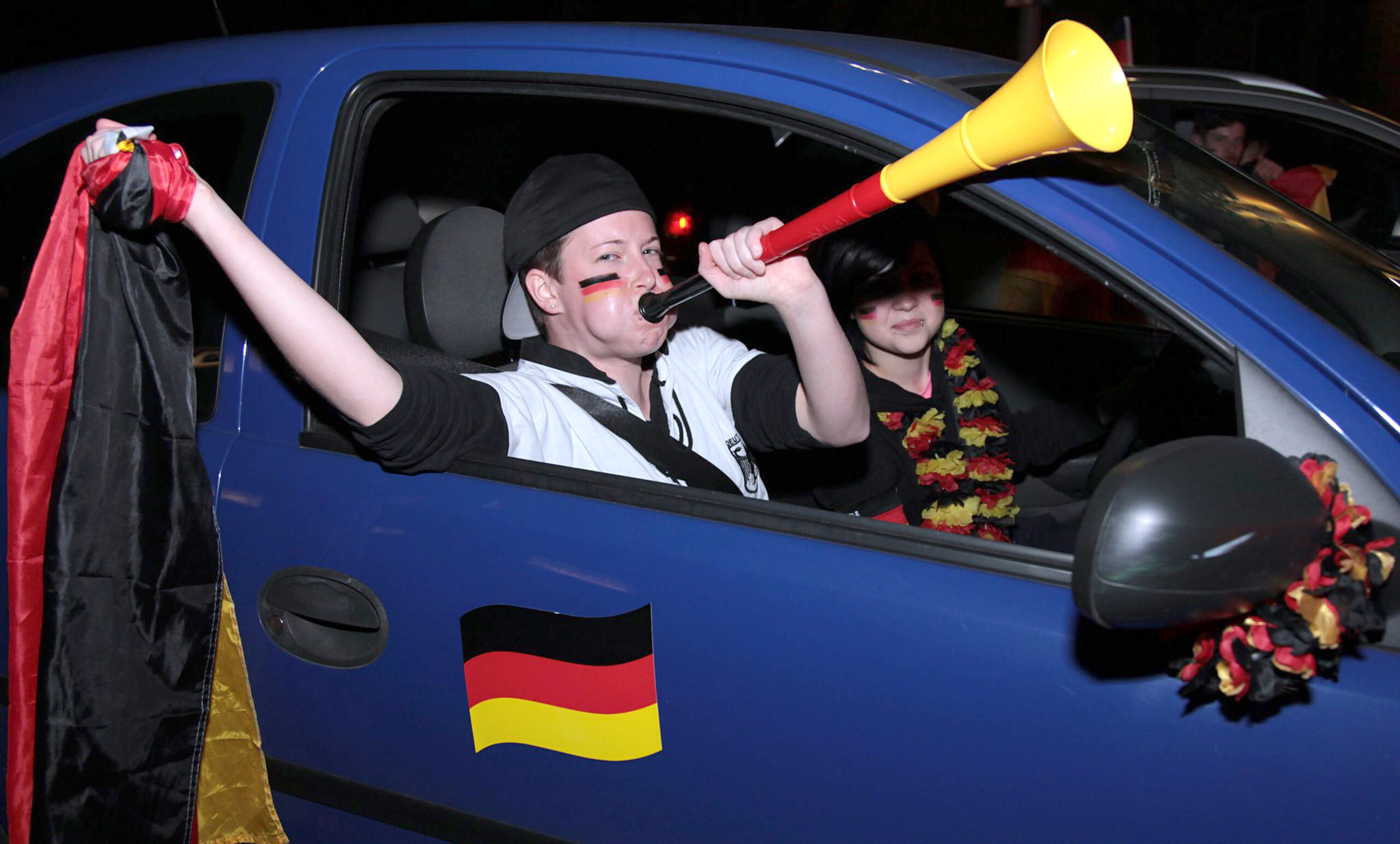 Deutsche Fußball-Fans feiern im Autokorso (Symbolbild)