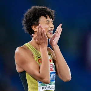 Malaika Mihambo freut sich über ihren Gold-Sprung.