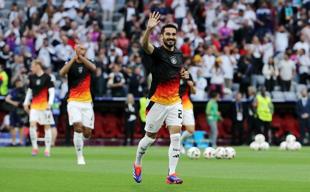 Ilkay Gündogan winkt den deutschen Fans vor dem Eröffnungsspiel zu