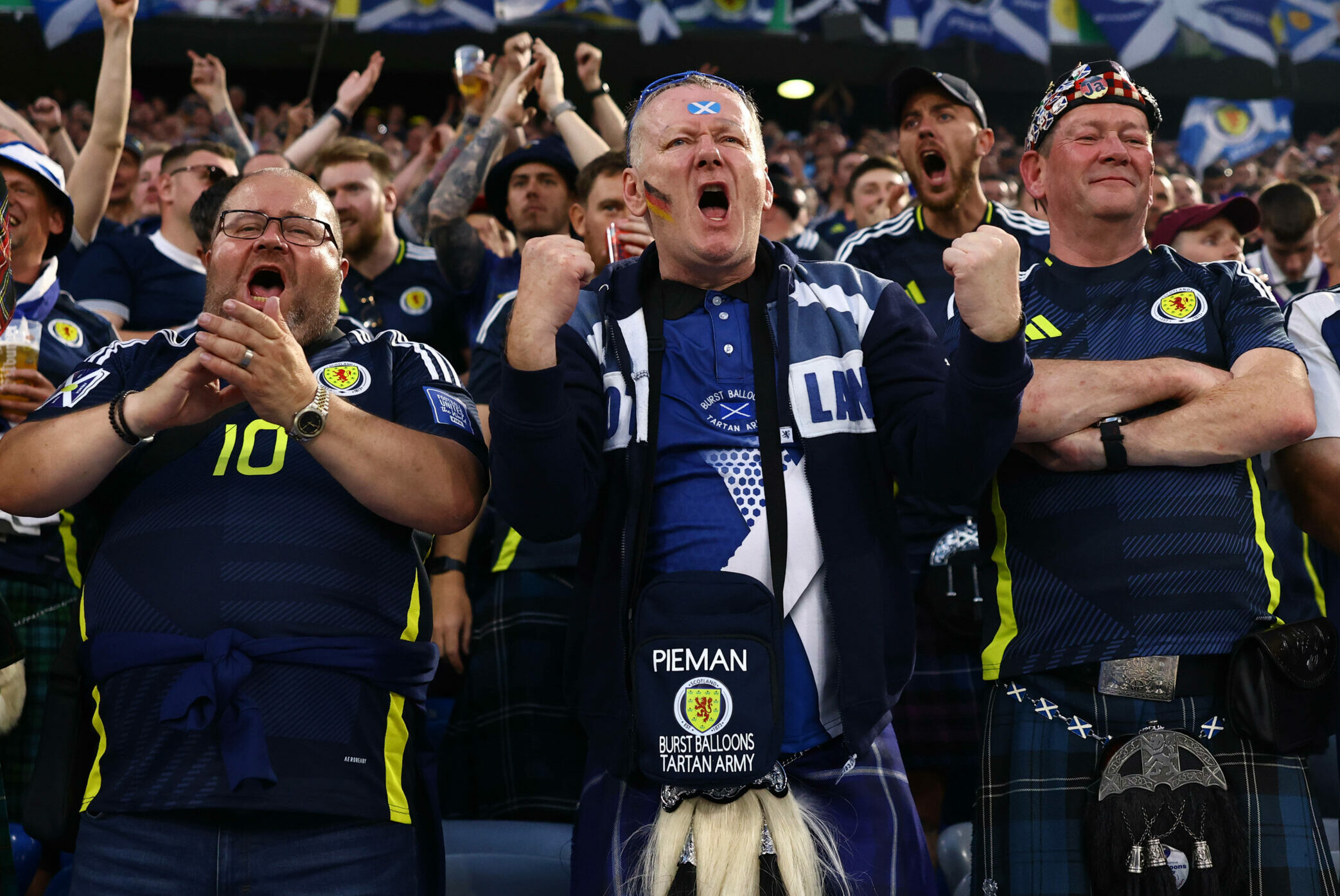 Schottische Fans singen inbrünstig ihre Nationalhymne