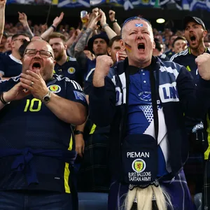 Schottische Fans singen inbrünstig ihre Nationalhymne