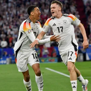 Florian Wirtz und Jamal Musiala jubeln bei der 2024