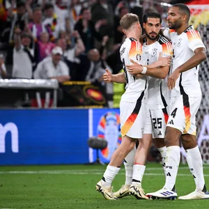 Emre Can (Mitte) wird nach seinem Tor zum 5:1 von Maximilian Mittelstädt (l.) und Jonathan Tah beglückwünscht.