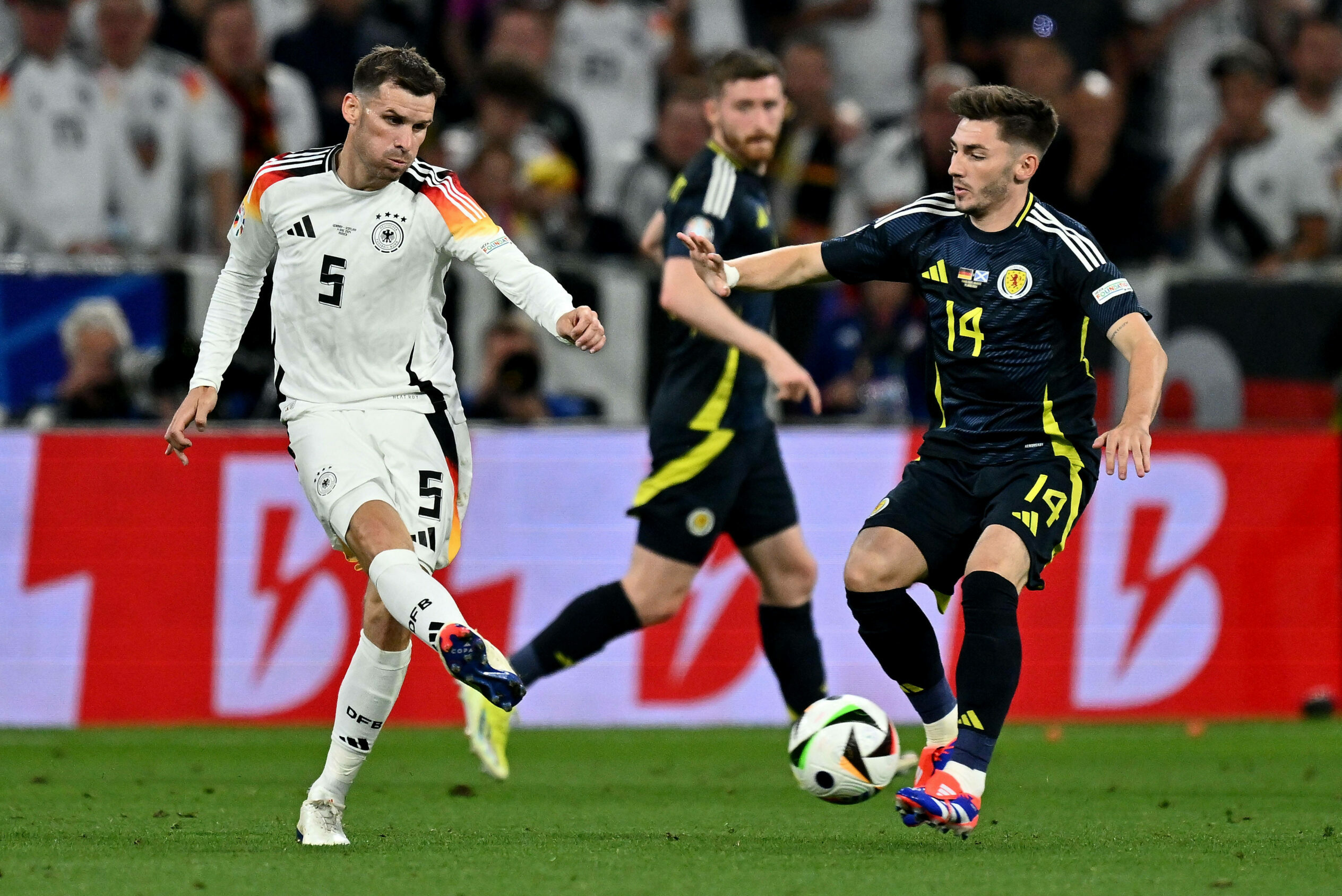 Der deutsche Nationalspieler Pascal Groß im Duell mit dem Schotten Billy Gilmour