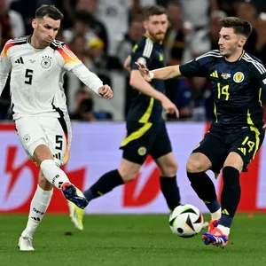 Der deutsche Nationalspieler Pascal Groß im Duell mit dem Schotten Billy Gilmour