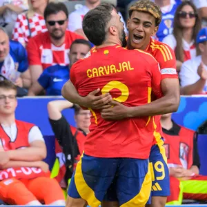 Dani Carvajal und Lamine Yamal jubeln beim EM-Spiel von Spanien