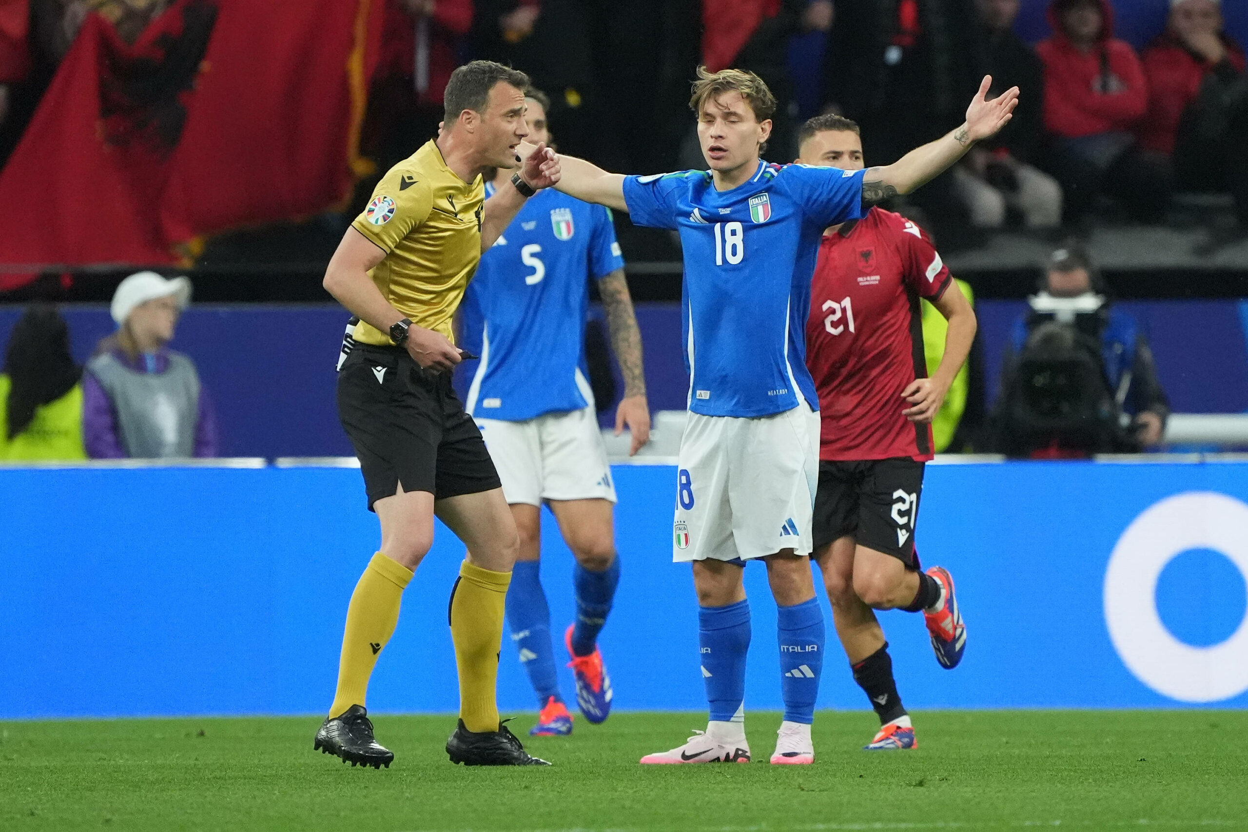 Felix Zwayer leitet das EM-Spiel Italiens gegen Albanien