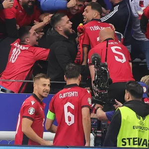 Albanische Spieler feiern das Tor gegen Italien
