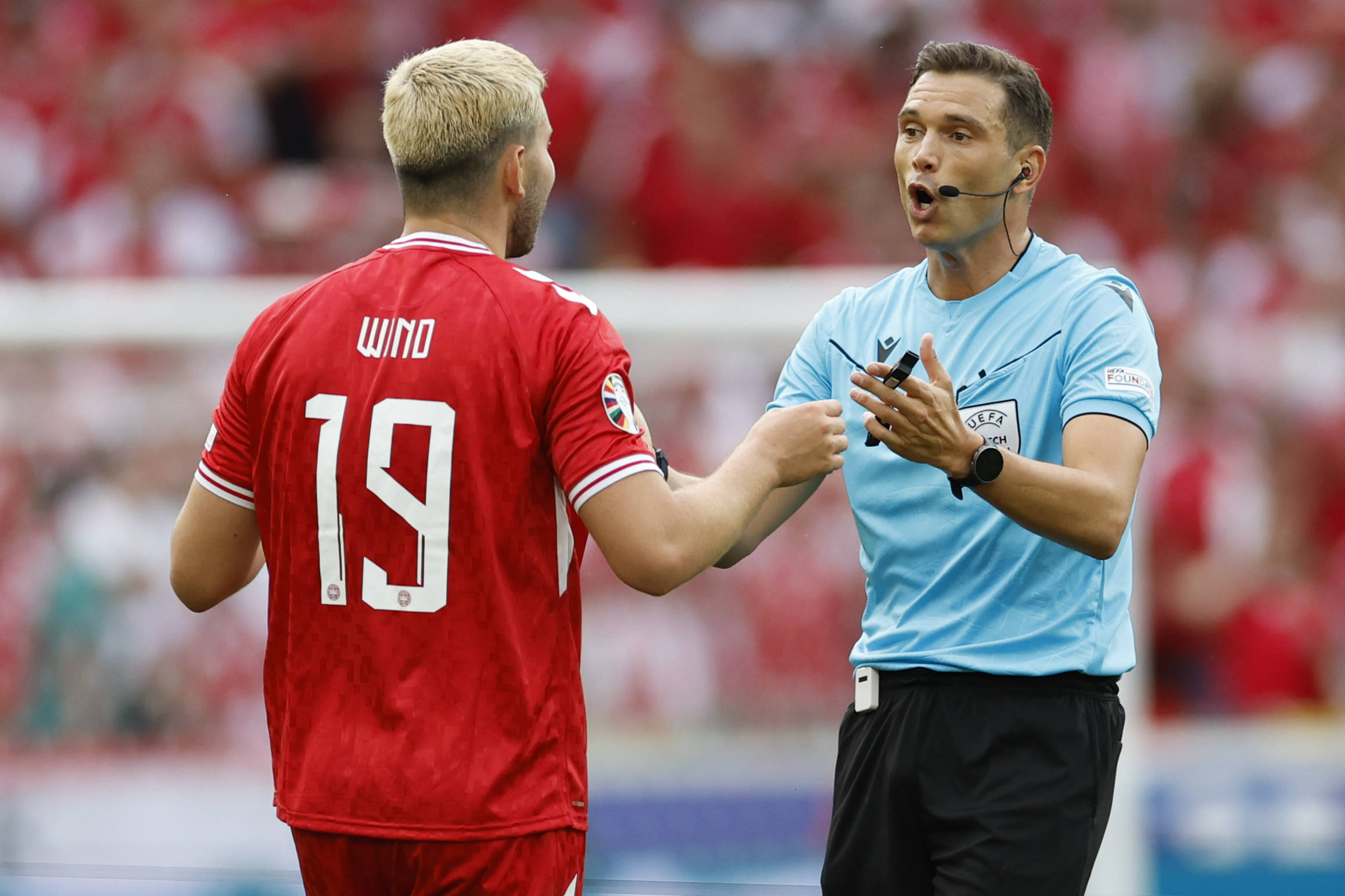Jonas Wind im Gespräch mit dem Schweizer Schiedsrichter