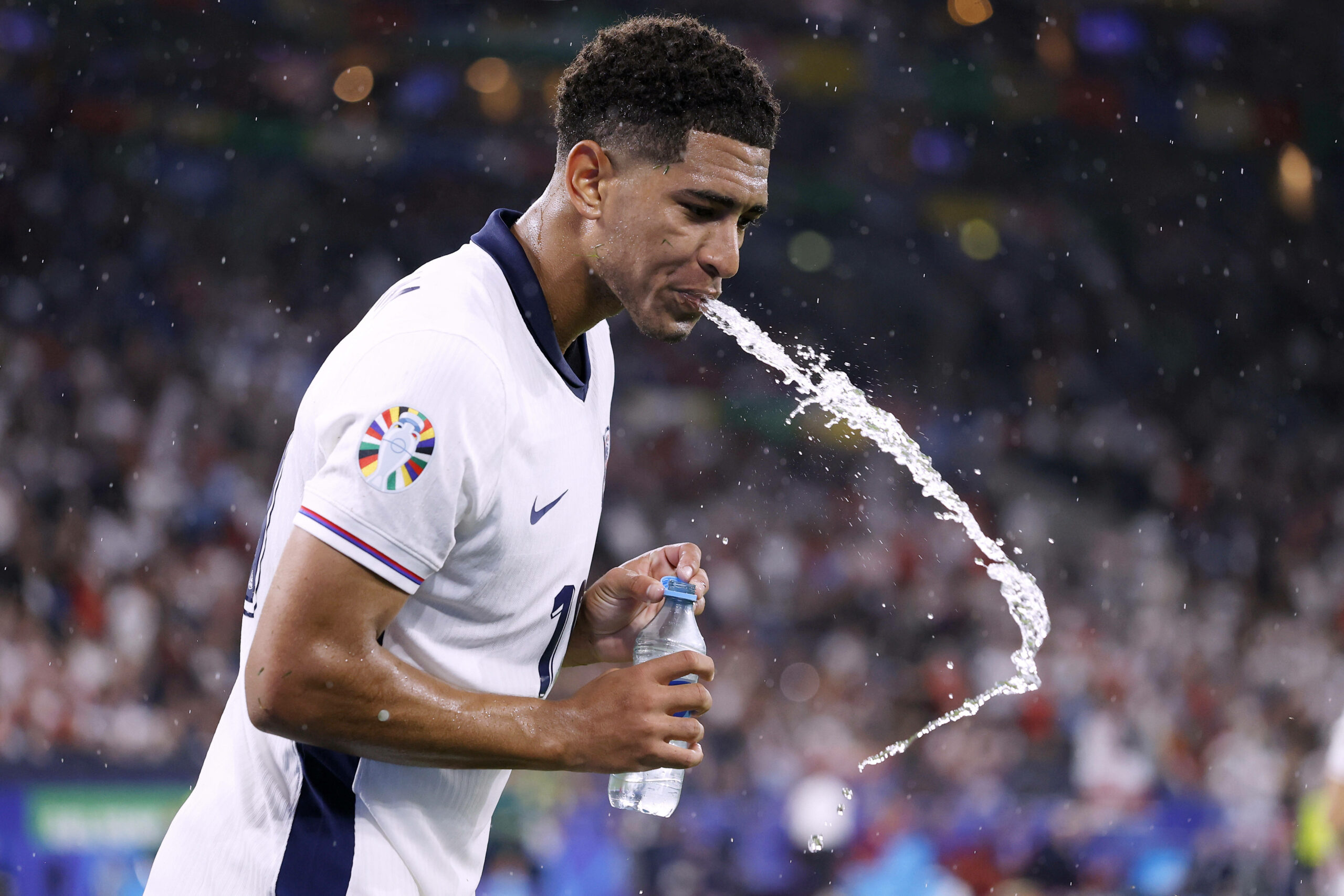 Jude Bellingham nimmt einen Schluck aus der Wasserflasche